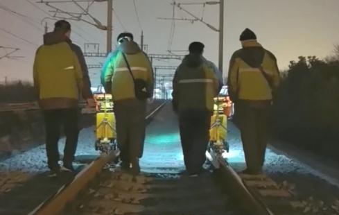 我在车座吃鸭脖，高铁司机在前面对“暗号”，网友：起步前不需要绕车一周吗？