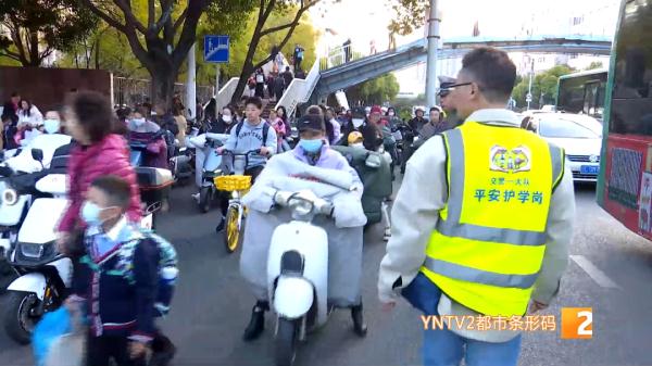 第一天上学就迟到？家长电动车坏在半路上，急哭孩子！民警这样做……