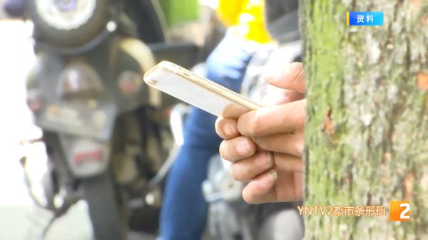 第一天上学就迟到？家长电动车坏在半路上，急哭孩子！民警这样做……