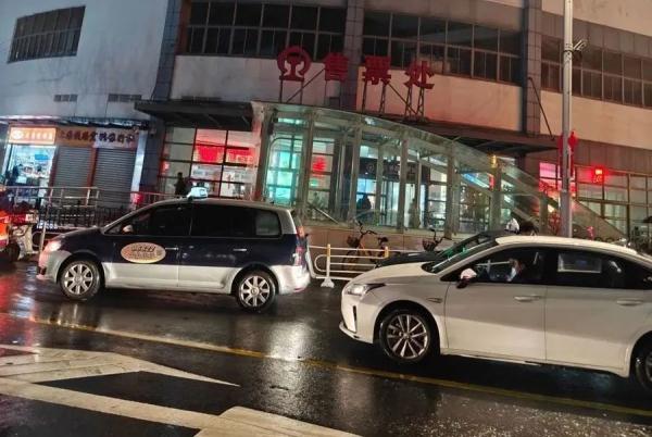 不打表，数人头！上海火车站沦为"黑车集散点"?