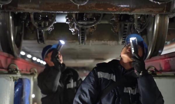 我在车座吃鸭脖，高铁司机在前面对“暗号”，网友：起步前不需要绕车一周吗？