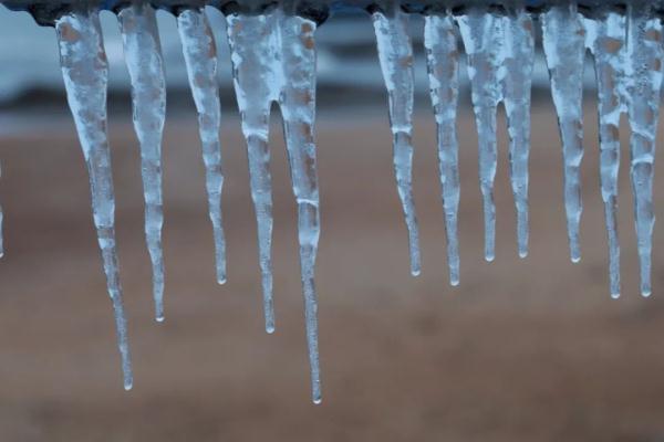 @江苏人:千万小心!警惕雪后高空坠冰 @江苏人:千万小心!警惕雪后高空坠冰