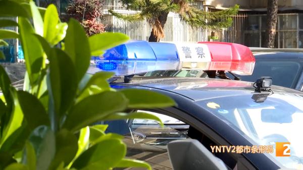 第一天上学就迟到？家长电动车坏在半路上，急哭孩子！民警这样做……