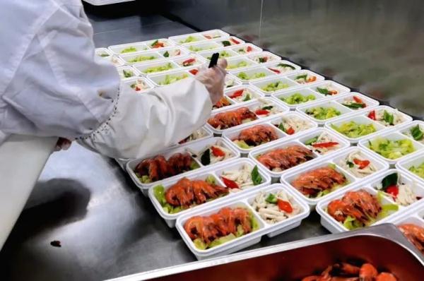 探访！高铁盒饭是怎样“诞生”的？