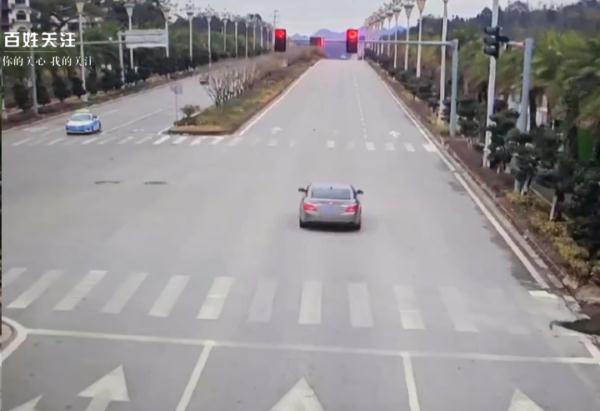 气笑了！贵州一男子交通违法遇检，竟让民警去查交规……