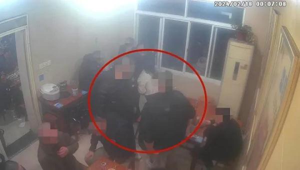 两桌人拔拳相向，只因“多看一眼”？上海青浦警方：4人被刑拘