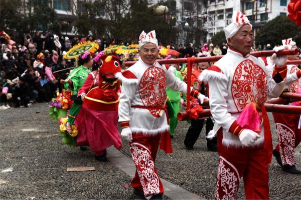 贵州雷山：龙灯花灯闹元宵