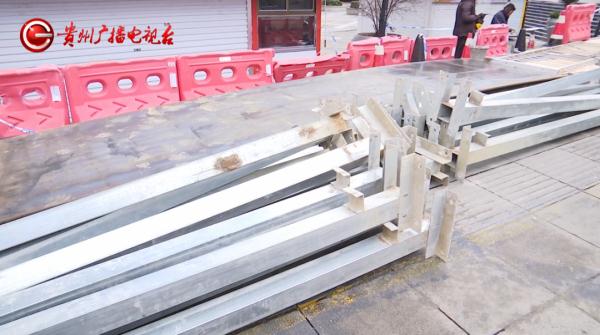 被大坑“坑”了！ 贵阳这个地方路面突然塌陷，有行人掉入坑中受了伤→