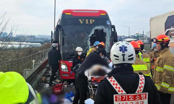 惊险一幕！韩国卡车轮胎高速上脱落：多次弹跳后砸中旅游大巴 致2死13伤