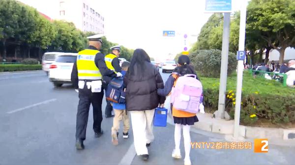 第一天上学就迟到？家长电动车坏在半路上，急哭孩子！民警这样做……
