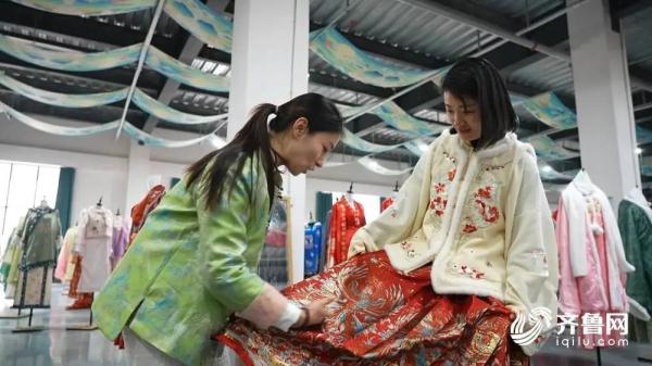 马面裙成爆款“新年战袍”！山东曹县拜年服大赚3个亿！