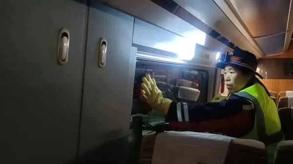 我在车座吃鸭脖，高铁司机在前面对“暗号”，网友：起步前不需要绕车一周吗？