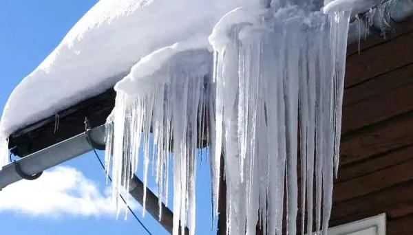 @江苏人:千万小心!警惕雪后高空坠冰 @江苏人:千万小心!警惕雪后高空坠冰