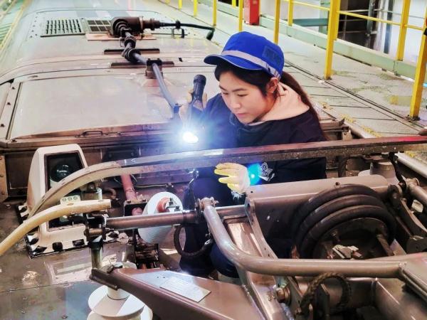 我在车座吃鸭脖，高铁司机在前面对“暗号”，网友：起步前不需要绕车一周吗？