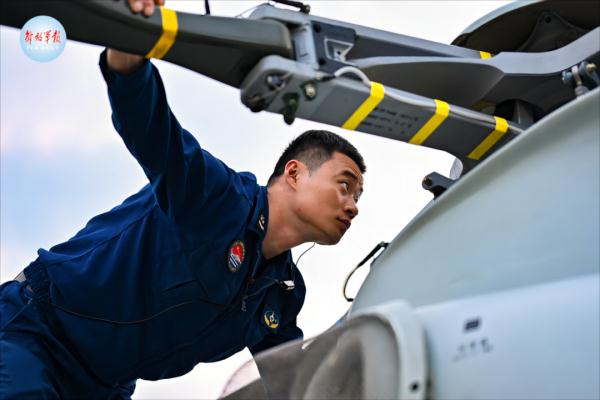 铁翼飞旋！海军某部开展平台起降、搜索营救等课目训练