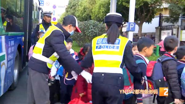 第一天上学就迟到？家长电动车坏在半路上，急哭孩子！民警这样做……