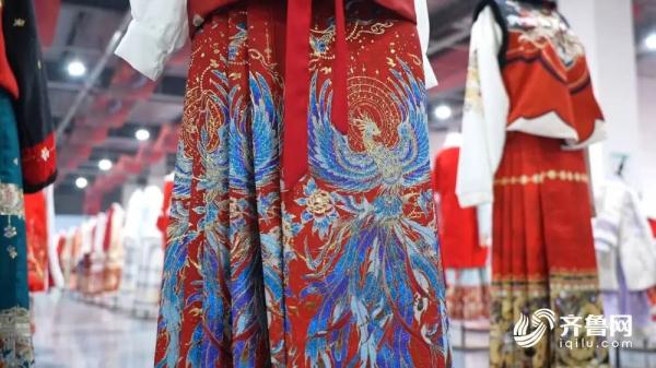 马面裙成爆款“新年战袍”！山东曹县拜年服大赚3个亿！