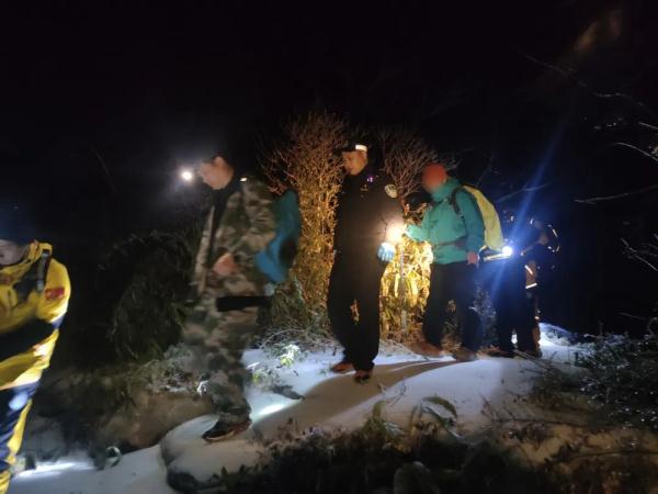 元宵夜,来杭小情侣滑向一高山峭壁…… 元宵夜,来杭小情侣滑向一高山峭壁……