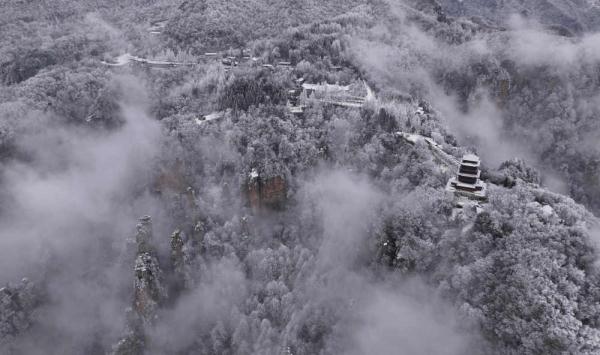 湖南张家界：云漫峰峦 冰雪添韵