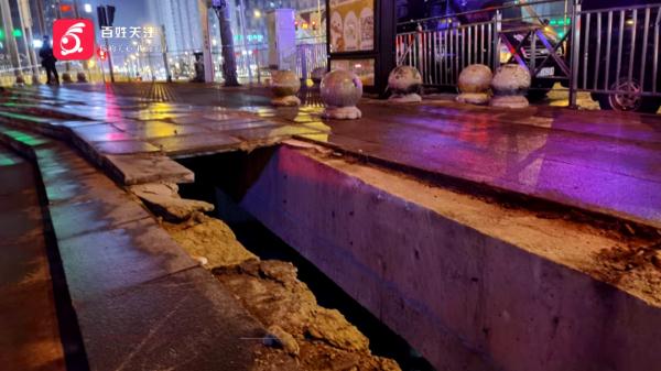 被大坑“坑”了！ 贵阳这个地方路面突然塌陷，有行人掉入坑中受了伤→