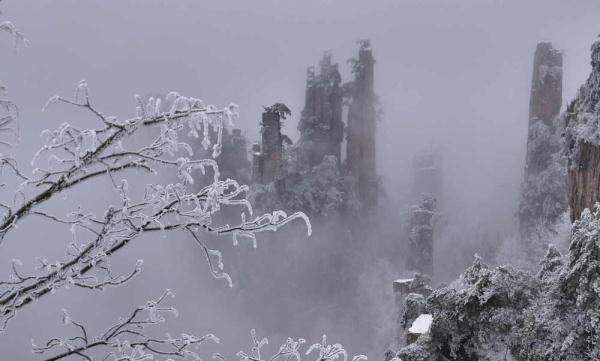 湖南张家界：云漫峰峦 冰雪添韵