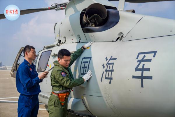 铁翼飞旋！海军某部开展平台起降、搜索营救等课目训练