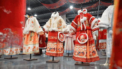 马面裙成爆款“新年战袍”！山东曹县拜年服大赚3个亿！