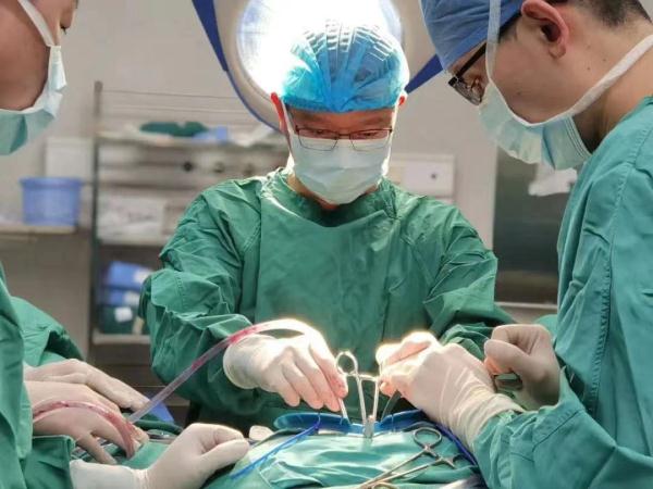 避免裂口再受到机械性的损伤,并在肛周涂抹硝酸甘油软膏,结合中药熏洗