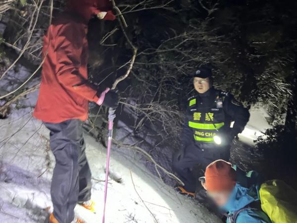 元宵夜,来杭小情侣滑向一高山峭壁…… 元宵夜,来杭小情侣滑向一高山峭壁……