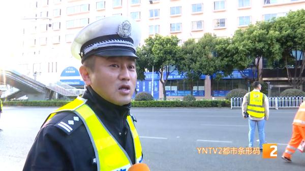 第一天上学就迟到？家长电动车坏在半路上，急哭孩子！民警这样做……