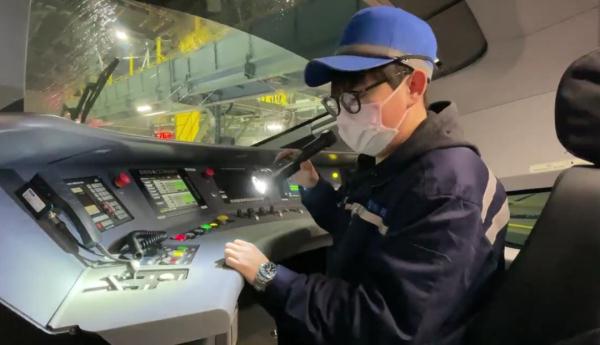 我在车座吃鸭脖，高铁司机在前面对“暗号”，网友：起步前不需要绕车一周吗？