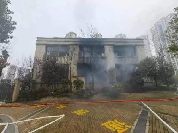 一个6岁,一个7岁,烧毁了售楼中心 一个6岁,一个7岁,烧毁了售楼中心