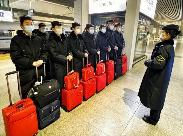 我在车座吃鸭脖，高铁司机在前面对“暗号”，网友：起步前不需要绕车一周吗？