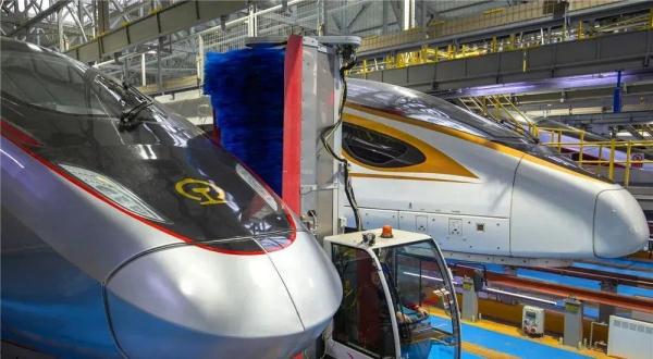 我在车座吃鸭脖，高铁司机在前面对“暗号”，网友：起步前不需要绕车一周吗？