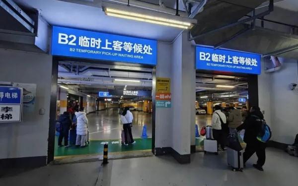 不打表，数人头！上海火车站沦为"黑车集散点"?