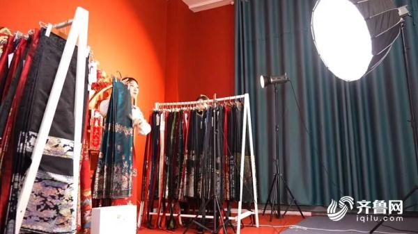 马面裙成爆款“新年战袍”！山东曹县拜年服大赚3个亿！