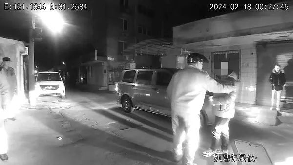 两桌人拔拳相向，只因“多看一眼”？上海青浦警方：4人被刑拘