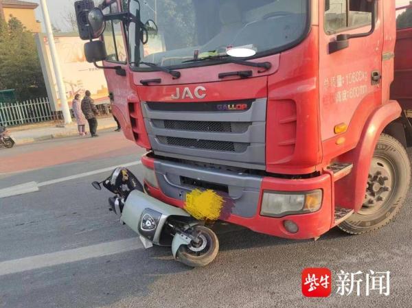 真是太危险了！货车司机右转疏于观察，车头压住电动车——