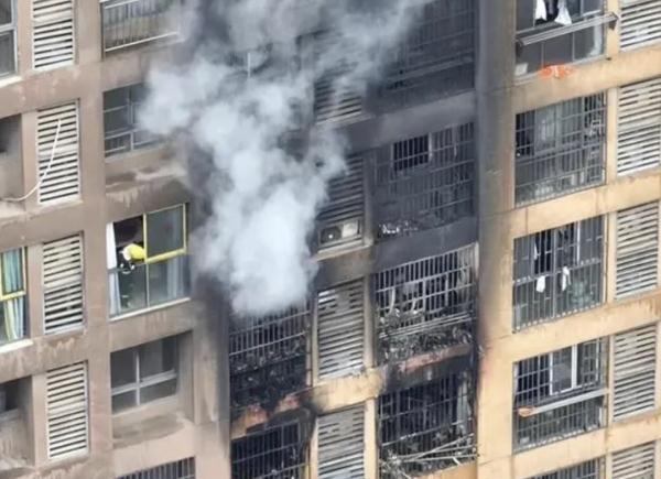 半年烧2次!沪一小区角角落落全是隐患!很多人就爱这么干,太危险 半年烧2次!沪一小区角角落落全是隐患!很多人就爱这么干,太危险