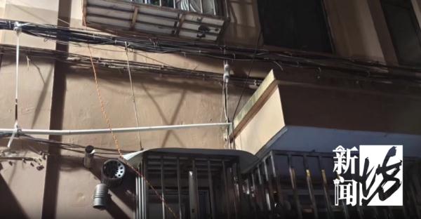 半年烧2次!沪一小区角角落落全是隐患!很多人就爱这么干,太危险 半年烧2次!沪一小区角角落落全是隐患!很多人就爱这么干,太危险