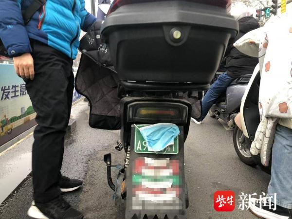 口罩、抹布、塑料袋全用上了，电动自行车遮挡号牌“花样”多