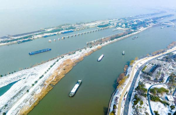 江苏扬州:京杭大运河上运输忙 江苏扬州:京杭大运河上运输忙