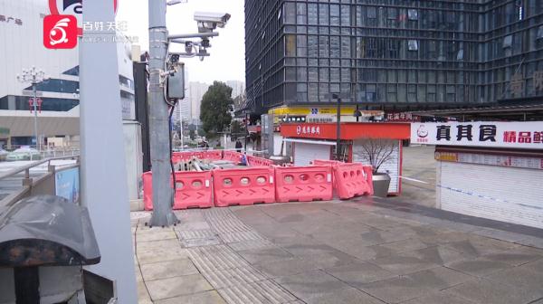 被大坑“坑”了！ 贵阳这个地方路面突然塌陷，有行人掉入坑中受了伤→