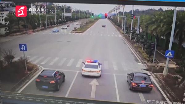 气笑了！贵州一男子交通违法遇检，竟让民警去查交规……