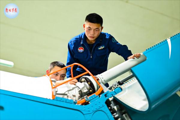 铁翼飞旋！海军某部开展平台起降、搜索营救等课目训练