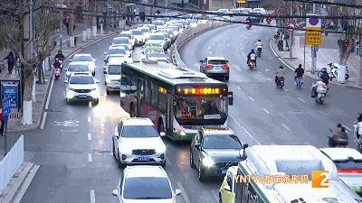 第一天上学就迟到？家长电动车坏在半路上，急哭孩子！民警这样做……