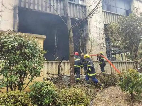 一个6岁,一个7岁,烧毁了售楼中心 一个6岁,一个7岁,烧毁了售楼中心