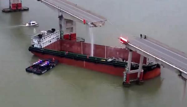 危急时刻！他把大货车横在断裂大桥前