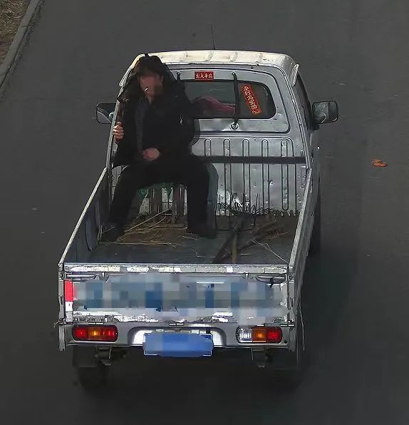 车座不够车斗“凑” 违法又危险! 车座不够车斗“凑” 违法又危险!