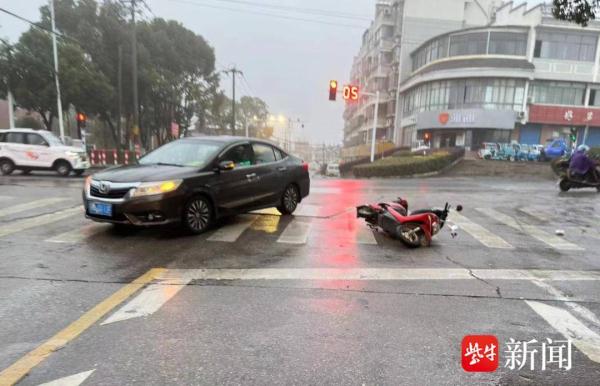 电动车驾驶员闯红灯“追尾”，自己受伤还得担责赔钱